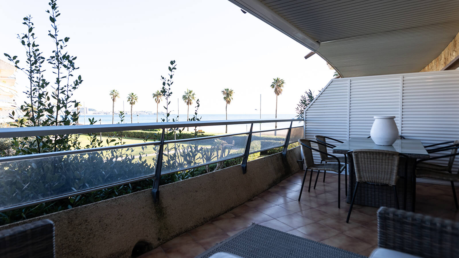 terraza-jardin-apartamento-maritim-2-habitaciones-vista-mar-primera-linea-torre-valentina