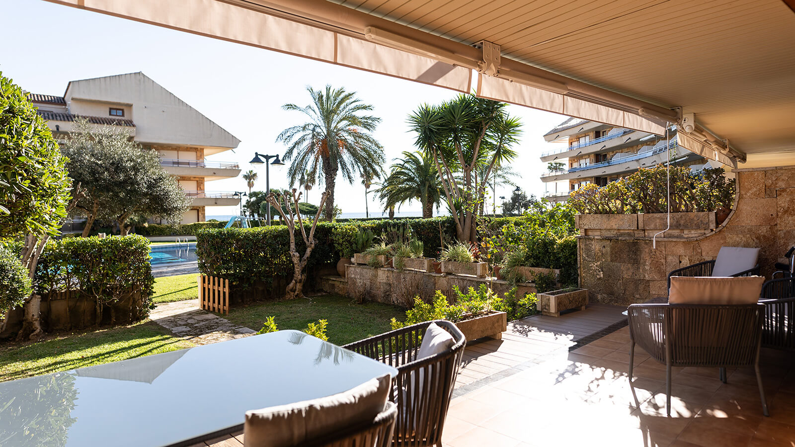 terraza-jardin-piscina-apartamento-maritim-3-habitaciones-vista-mar-primera-linea-torre-valentina