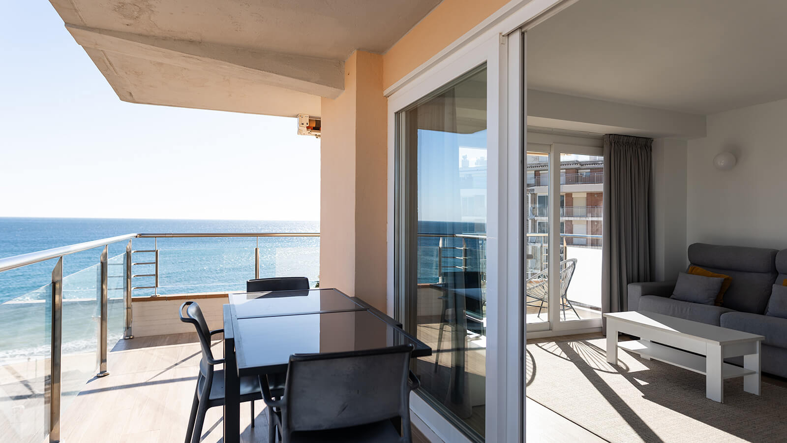 terraza-salon-front-de-mar-primera-linea-torre-valentina